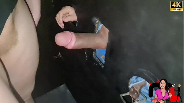 Nao resisti a essa rola maravilhosa e deixei o comedor me foder sem camsiinha no GloryHole.